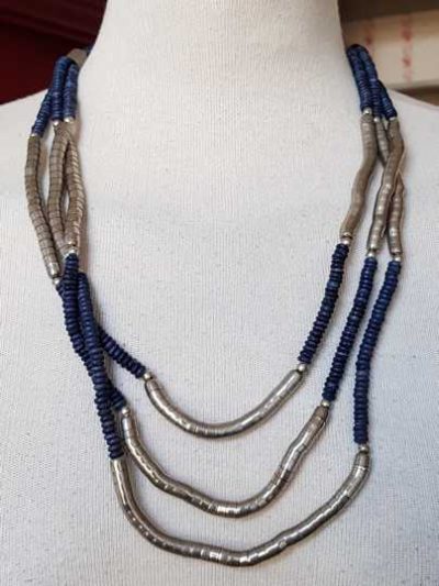 Zilverkleurige ketting met blauwe kraaltjes