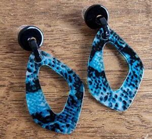 Gave zwarte oorbellen met blauw
