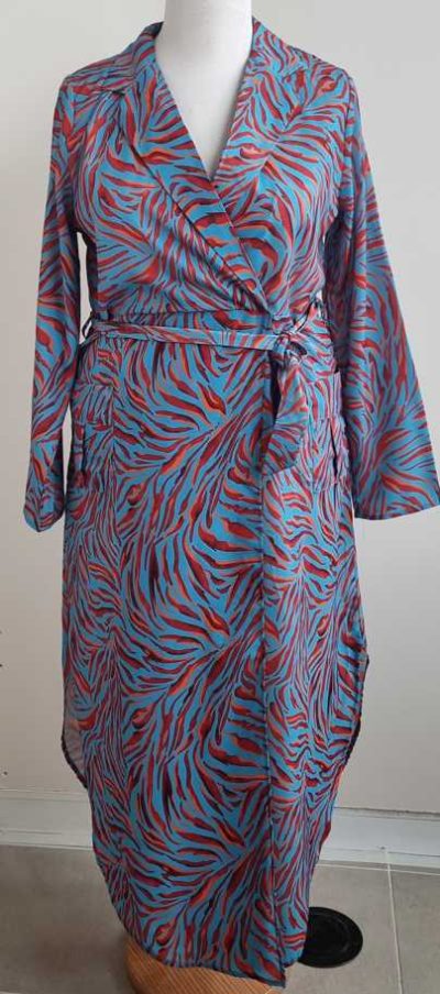 Blauwe lange jurk met oranje prints mt. XL