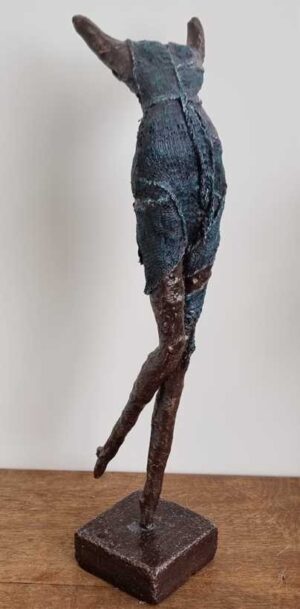 Beeld in bronskleur met turquoise