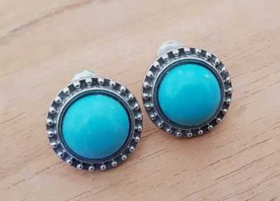 Zilverkleurige oorbellen met turquoise steentje