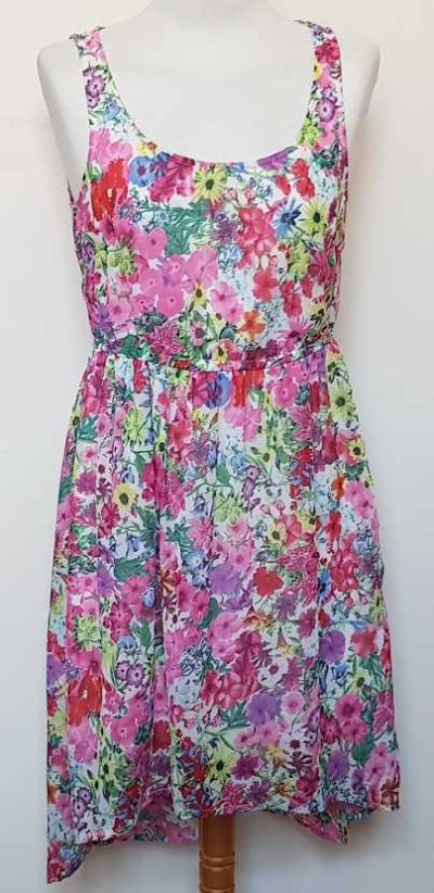 Only wit jurkje met bloemen print mt. 36