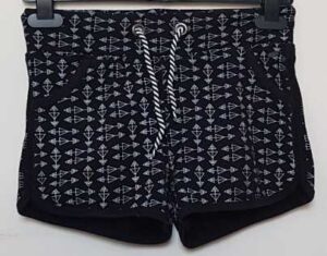 140.Cars zwarte short met witte printjes mt. 140 (10)