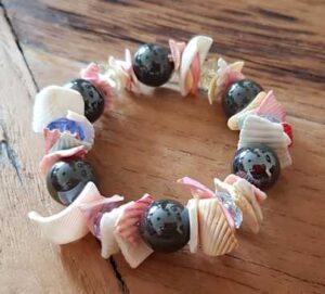 Elastische armband met kralen en schelpjes