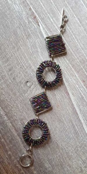 Zilverkleurige armband met gekleurde kraaltjes