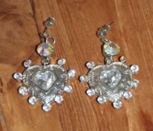 Zilverkleurige hartjes oorbellen met strass