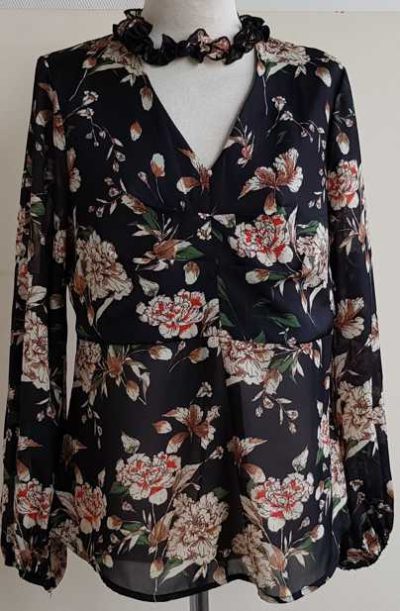 Blueberry zwarte blouse met bloemen print mt. S/M