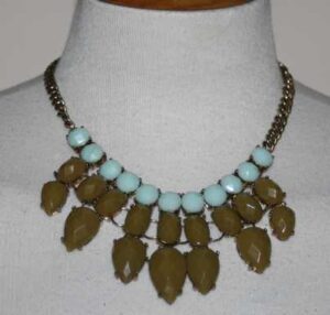 Goudkleurige korte ketting met inleg