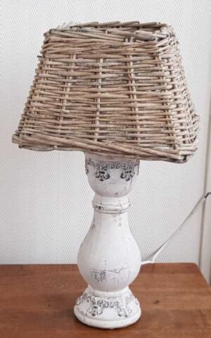 Lampje van steen met rieten kap