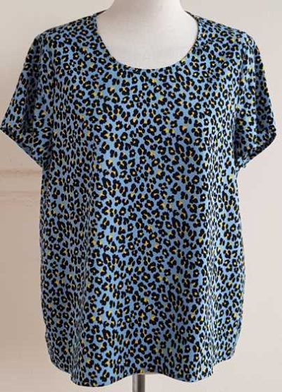 Only lichtblauwe blouse met dieren print mt. 40