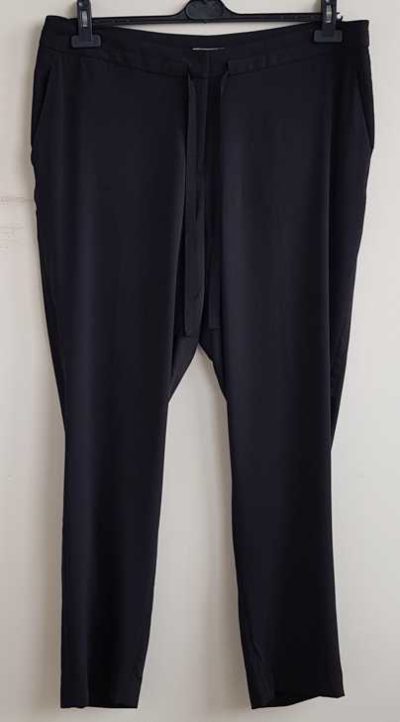 H & M nette zwarte soepelvallende broek mt. 46