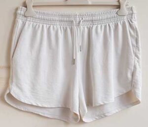 H & M roomwitte short mt. XL