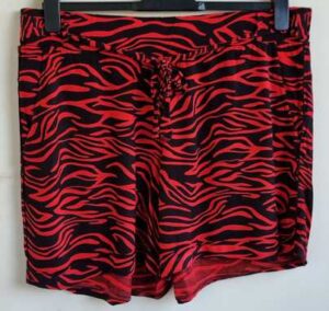 Yessica rode short met dieren print mt. 46