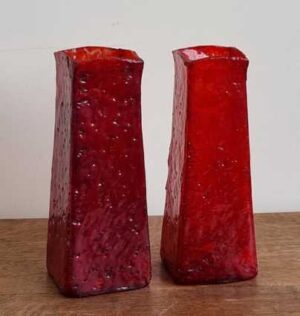 2 Rode kunststof vaasjes