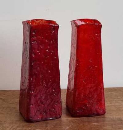 2 Rode kunststof vaasjes