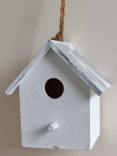 Houten vogelhuisje aan touw