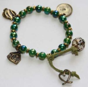 Good Luck armbandje in groen met bedels