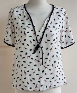 Amelie & Amelie roomwitte blouse met print mt. S (valt ruim)