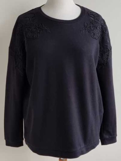 Yessica wijdvallende zwarte sweater met borduur mt. L