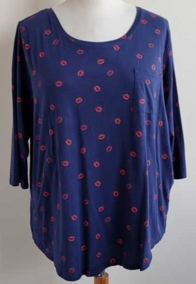 Yessica blauw shirt met rode mondjes print mt. XL