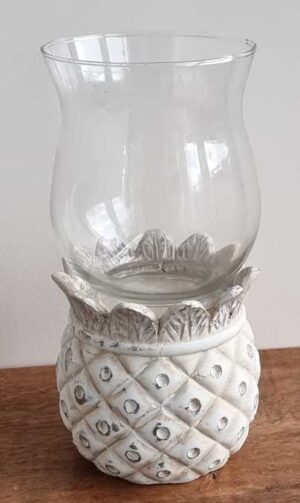 Stenen ananas met glazen windlicht