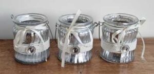 Zilverkleurige windlichtjes met strikjes en pareltjes