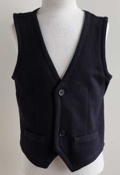 Hema zwart gilet mt. 122/128