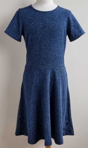 158.We Fashion Party zwart jurkje met blauwe glitter mt. 158/164