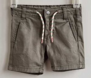 098.B.Nosy legergroene short mt. 98/104