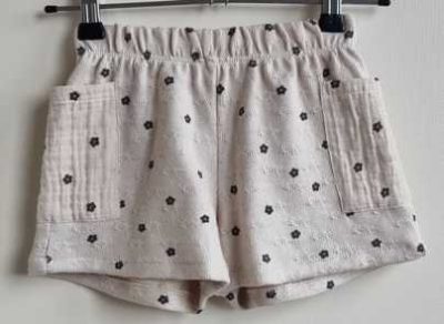 104.Zara ecru short met grijze bloemetjes mt. 104