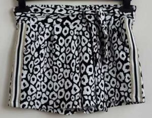 140.Europe Kids zwarte bermuda met witte dieren print mt. 140