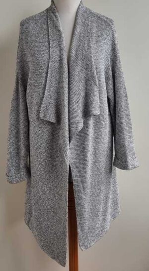 H & M grijs/wit lang loshangend vest mt. M/L