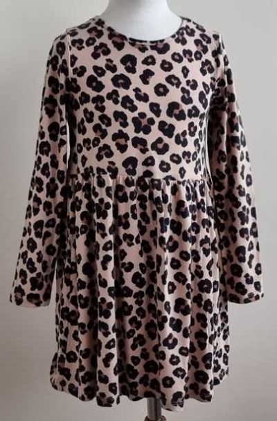 H & M beige jurkje met dieren print mt. 122/128