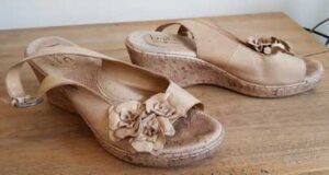 B.O.C. beige hoge pumps met bloemen mt. 41