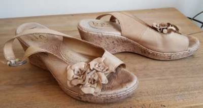 B.O.C. beige hoge pumps met bloemen mt. 41