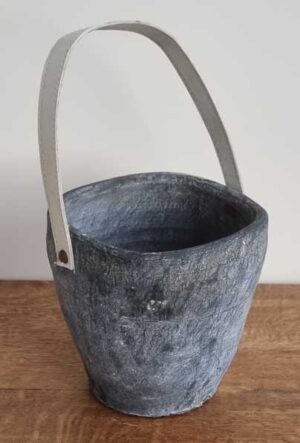 Stenen bloempot met hengsel.
