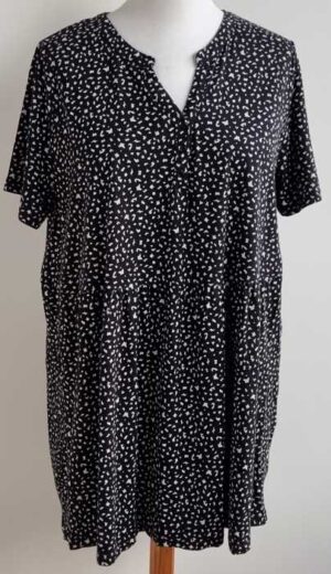 C & A zwart tuniek met ecru print mt. 48/50