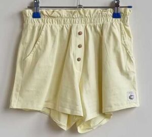 152.Zara lichtgele short mt. 152