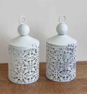 2 Witte metalen windlichten