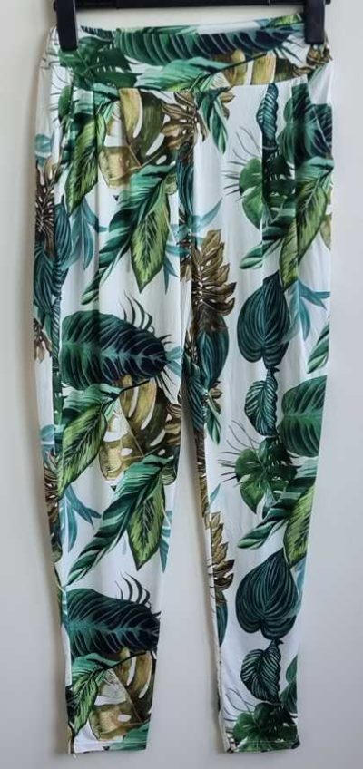 New Style roomwitte broek met bladeren print mt. M