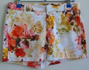 152.Zara roomwitte short met bloemen prints mt. 152