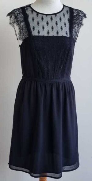 H & M zwart jurkje met kant mt. 36