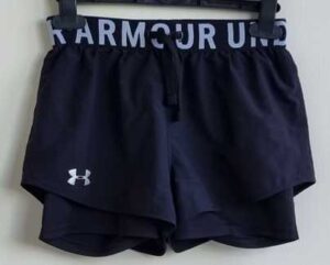 Under Armour zwarte sportbroekje mt. 128/134