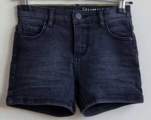 122.Hema zwarte stretch short mt. 122/128