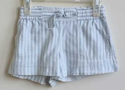 116.Gap lichtblauw/wit gestreepte short mt. 116/122 (6/7)