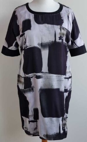 Atmos Fashion zwarte jurk met print mt. 44
