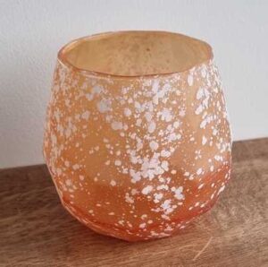Oranje windlicht met sneeuweffect