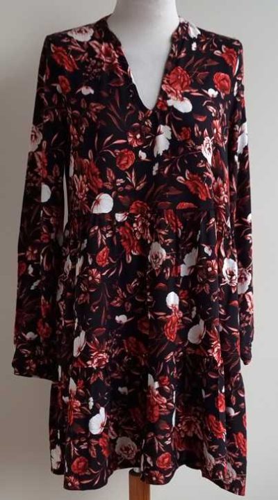 Amisu zwart jurkje met rood/roze bloemen prints mt. 42