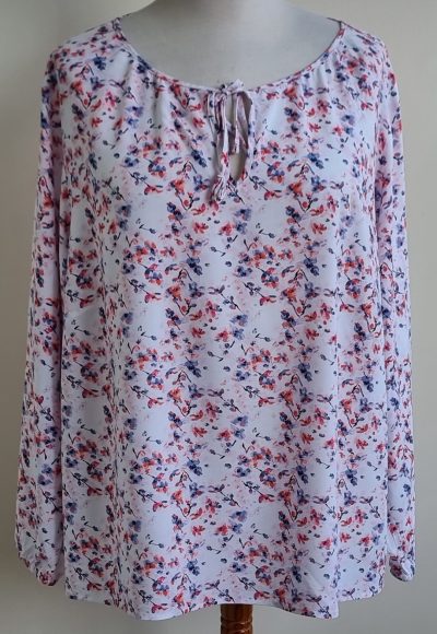 Up2Fashion witte blouse met bloemetjes mt. 52/54