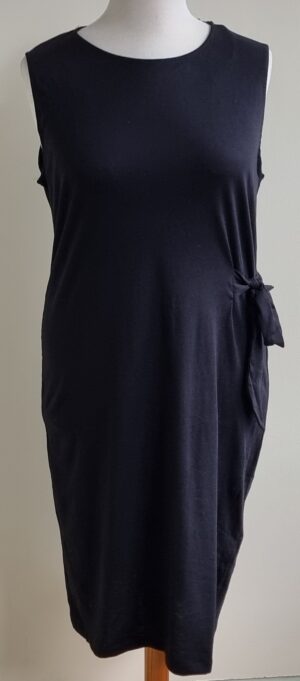 Zwarte jurk met knoopdetail mt. 46 NIEUW